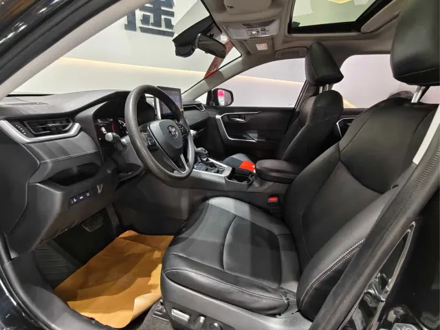 Toyota RAV4 — Фото автомобиля 10