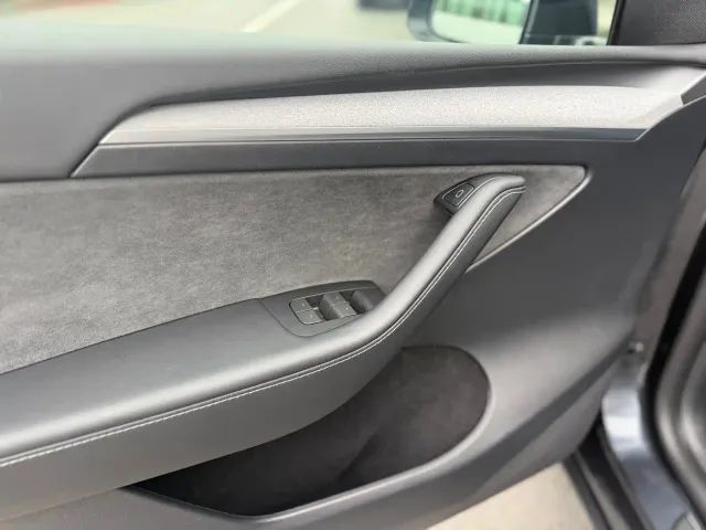 Tesla Model Y — Фото автомобиля 9