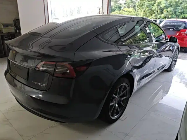 Tesla Model 3 — Фото автомобиля 6