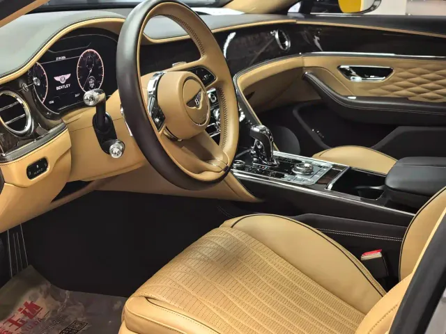 Bentley Flying Spur — Фото автомобиля 12
