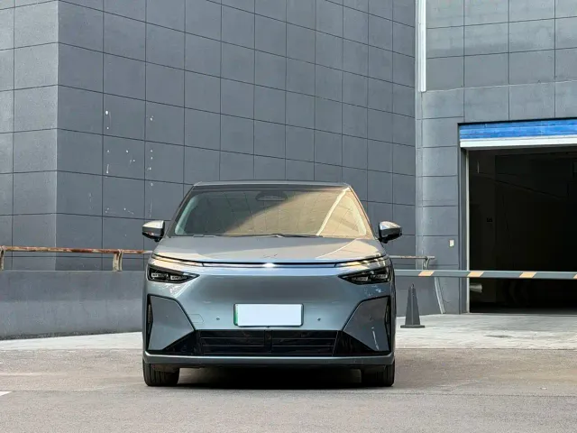 Xpeng X9 — Фото автомобиля 2