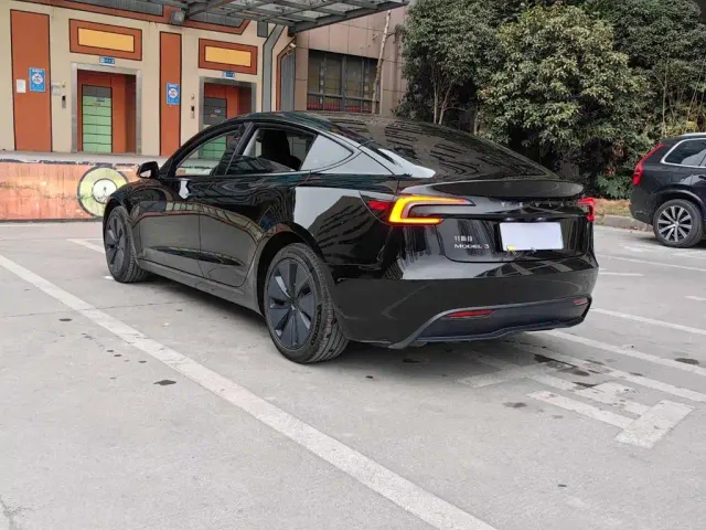 Tesla Model 3 — Фото автомобиля 17