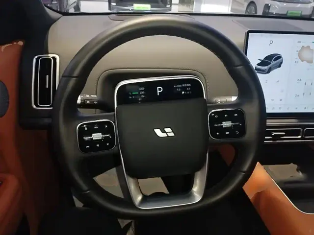 Li Auto L8 — Фото автомобиля 10
