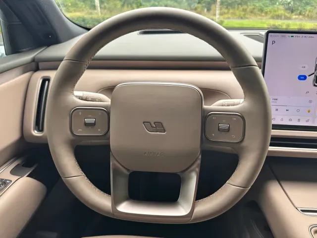 Li Auto L8 — Фото автомобиля 8