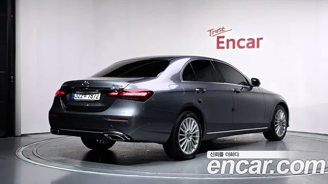 Mercedes-Benz E-Class — Фото автомобиля 3
