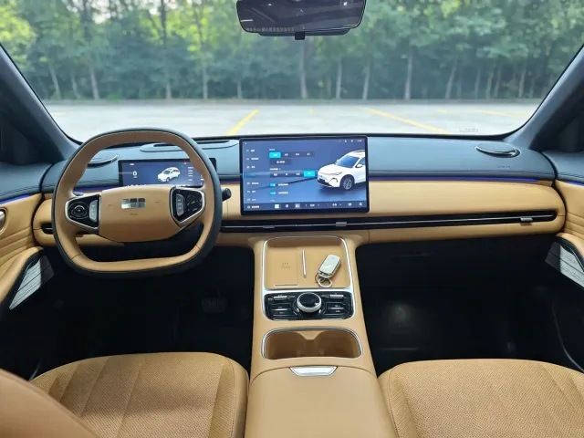 Geely Galaxy Starship 7 EM-i — Фото автомобиля 11