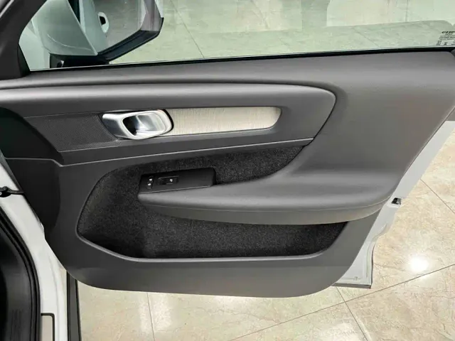 Volvo XC40 — Фото автомобиля 17