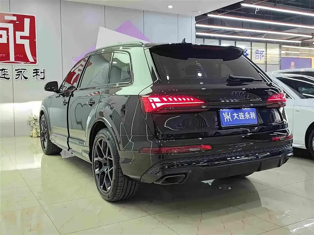 Audi Audi Q7 2025 45 TFSI quattro S line Black Warrior — Фото автомобиля 6