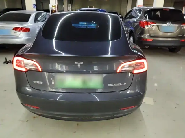 Tesla Model 3 — Фото автомобиля 5
