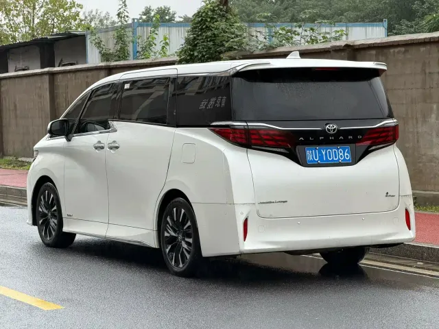 Toyota Alphard — Фото автомобиля 4