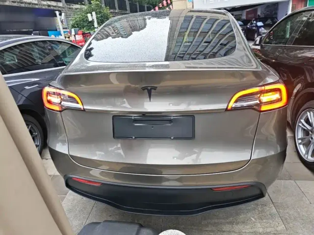 Tesla Model Y — Фото автомобиля 5