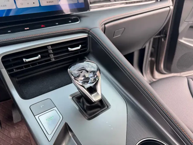 Roewe RX5 — Фото автомобиля 15