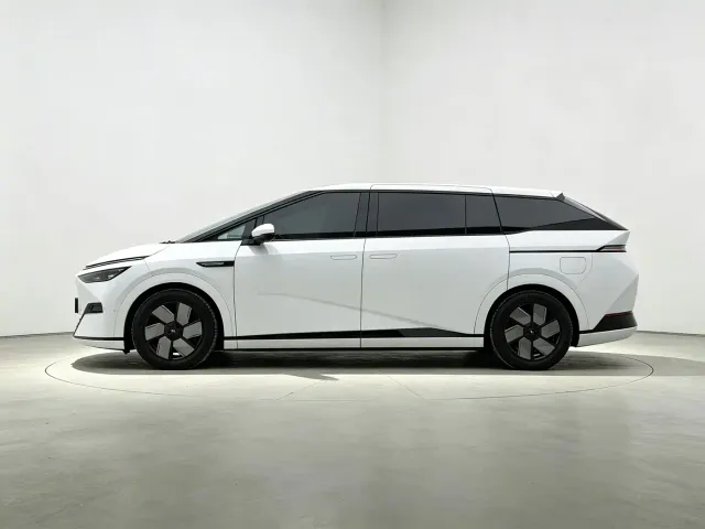 Xpeng X9 — Фото автомобиля 8