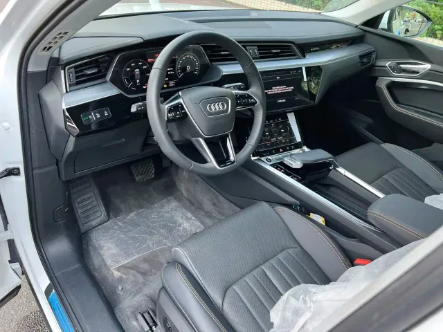 Audi e-tron — Фото автомобиля 9