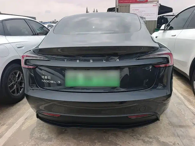Tesla Model 3 — Фото автомобиля 5