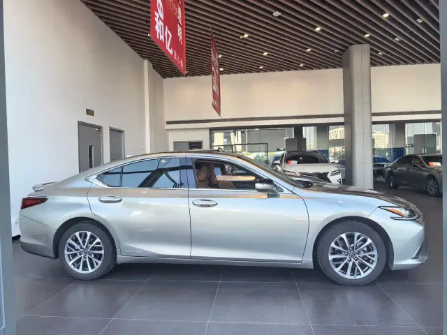 Lexus ES — Фото автомобиля 3