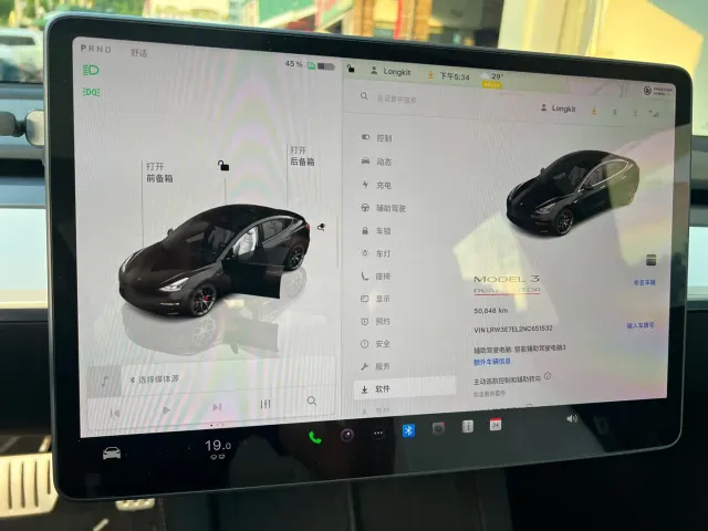 Tesla Model 3 — Фото автомобиля 10