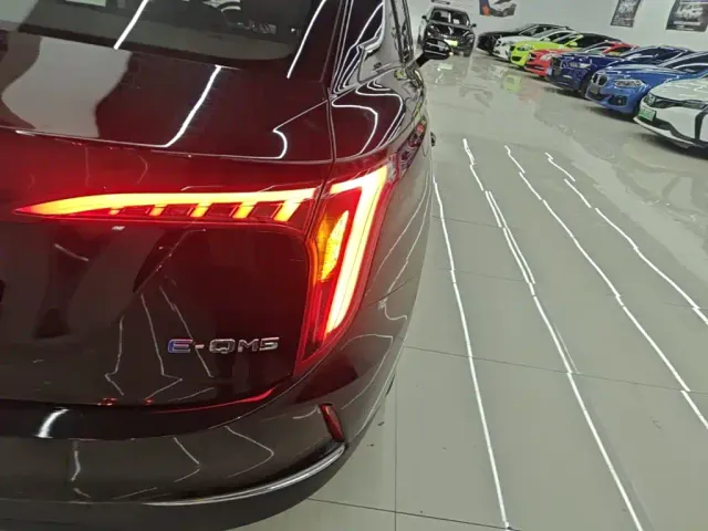 Hongqi E-QM5 — Фото автомобиля 7