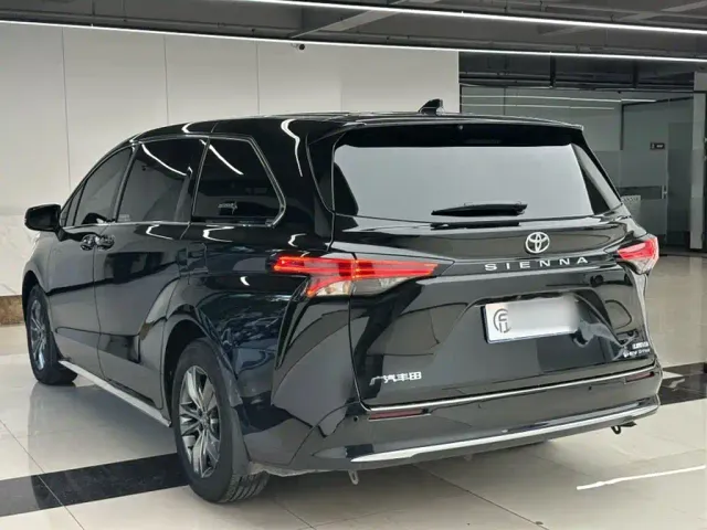 Toyota Sienna — Фото автомобиля 10