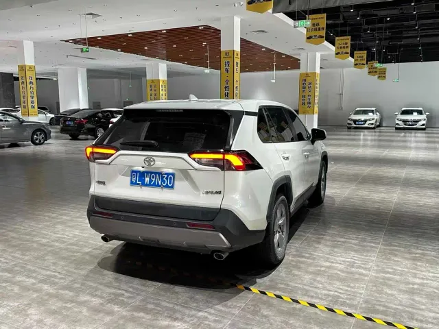 Toyota RAV4 — Фото автомобиля 6