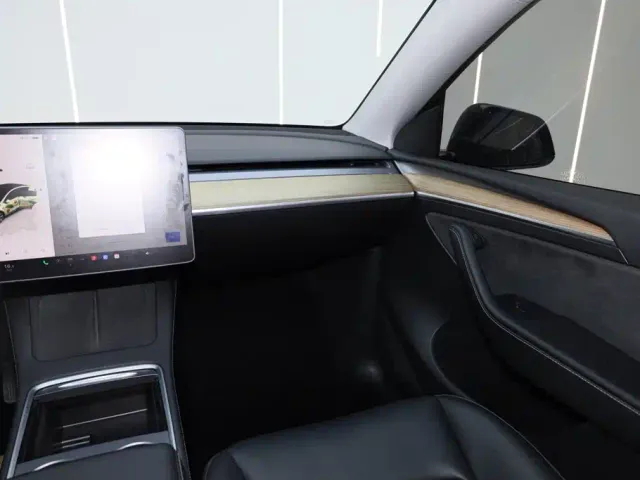 Tesla Model Y — Фото автомобиля 23