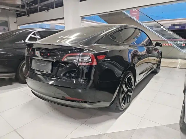 Tesla Model 3 — Фото автомобиля 6