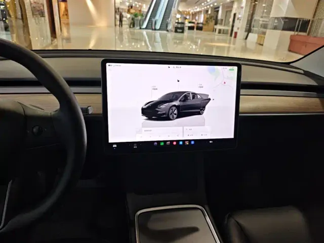 Tesla Model 3 — Фото автомобиля 12