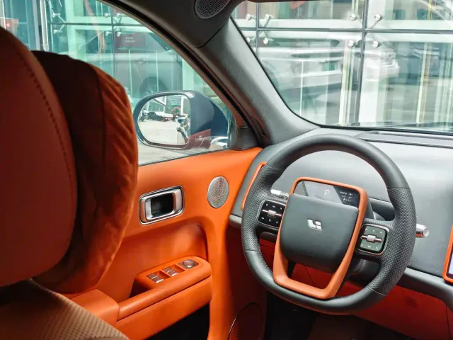 Li Auto L8 — Фото автомобиля 15