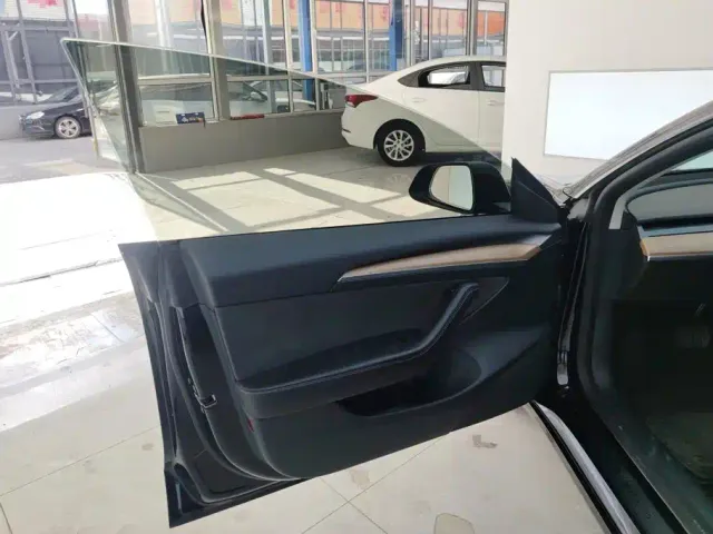 Tesla Model 3 — Фото автомобиля 7