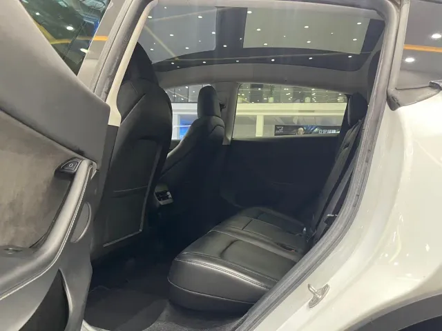 Tesla Model Y — Фото автомобиля 11