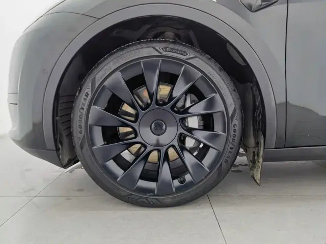 Tesla Model Y — Фото автомобиля 17