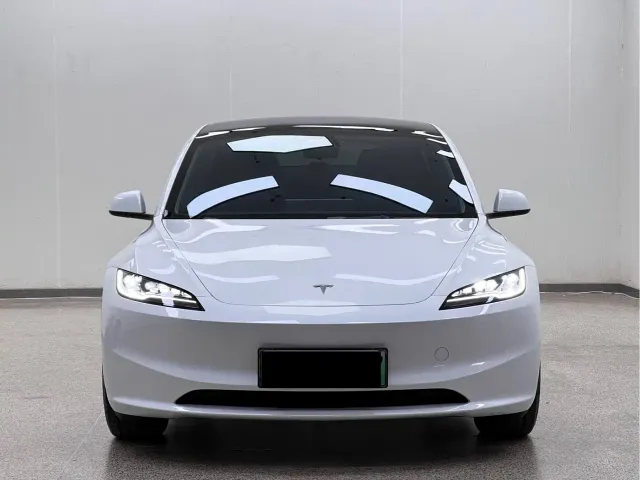 Tesla Model 3 — Фото автомобиля 2