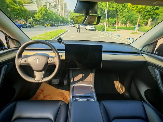 Tesla Model Y — Фото автомобиля 11