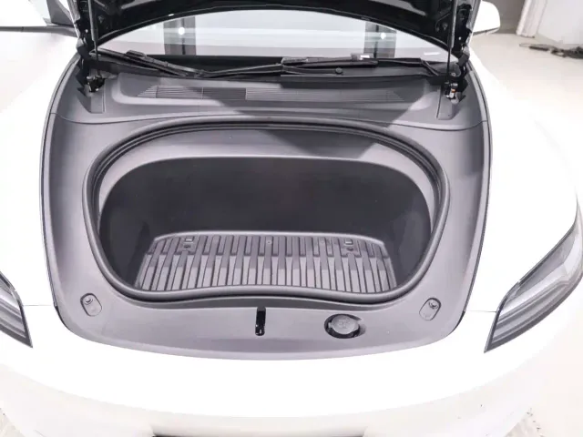 Tesla Model 3 — Фото автомобиля 21