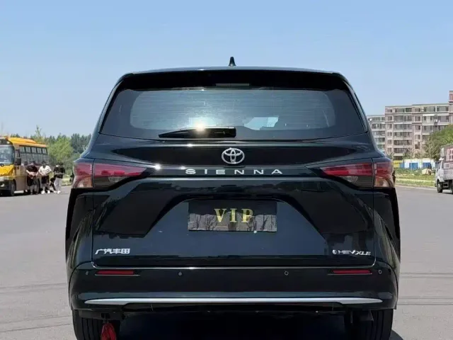 Toyota Sienna — Фото автомобиля 8