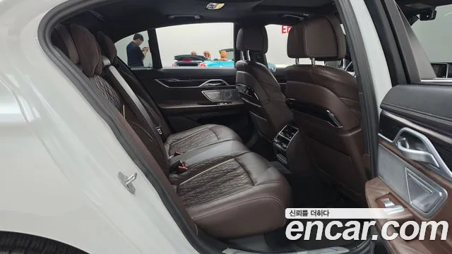 BMW 7 Series — Фото автомобиля 11