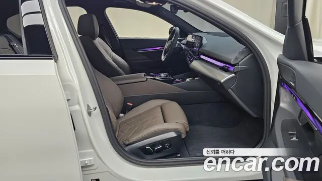 BMW 5 Series G60 — Фото автомобиля 16