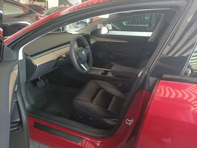 Tesla Model 3 — Фото автомобиля 15