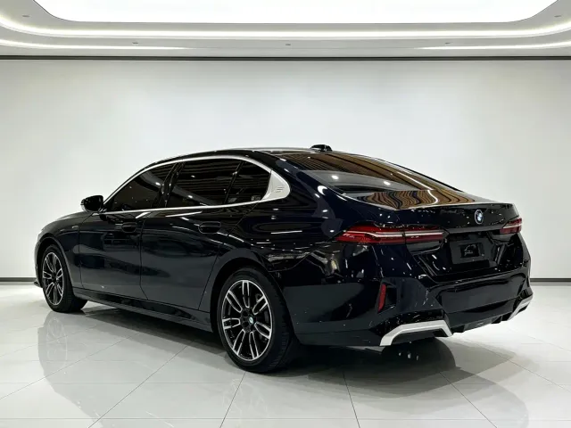BMW 5 Series — Фото автомобиля 11