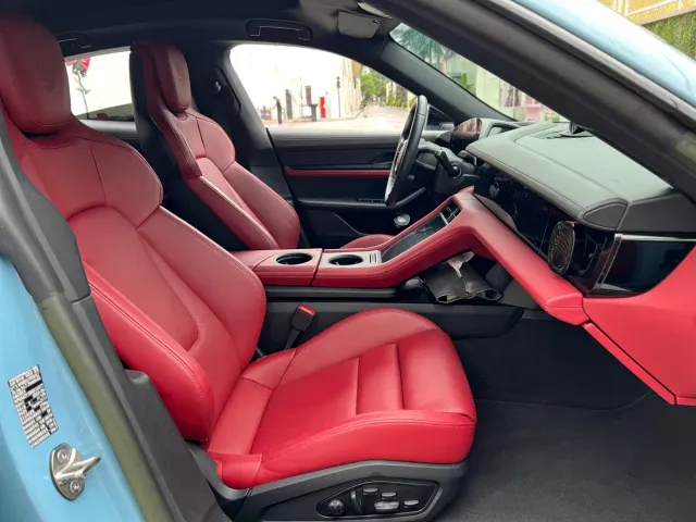 Porsche Taycan — Фото автомобиля 12
