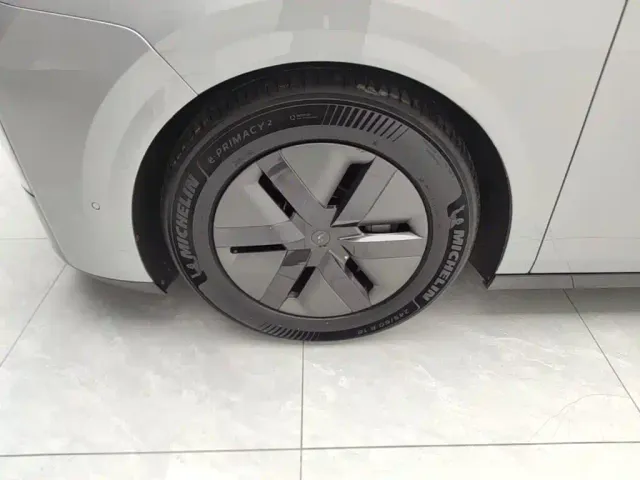 Li Auto MEGA — Фото автомобиля 22