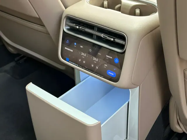 Li Auto L8 — Фото автомобиля 10