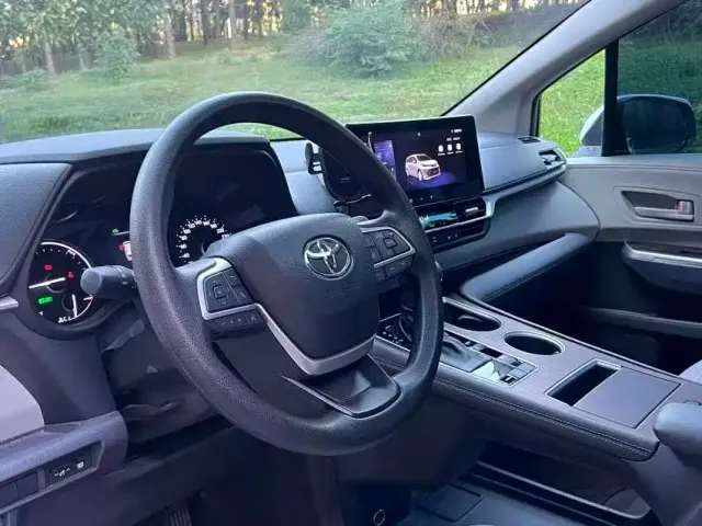 Toyota Sienna — Фото автомобиля 2