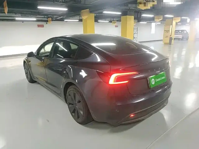 Tesla Model 3 — Фото автомобиля 4