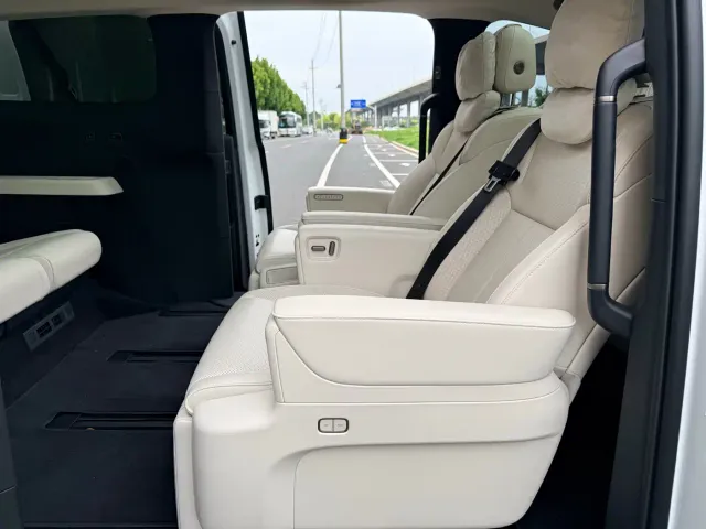 Li Auto MEGA — Фото автомобиля 11