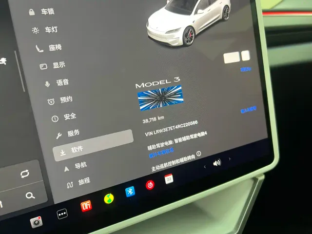 Tesla Model 3 — Фото автомобиля 12