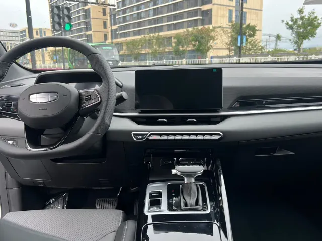 Geely Binyue — Фото автомобиля 9