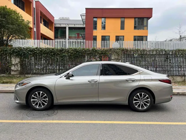 Lexus ES — Фото автомобиля 8