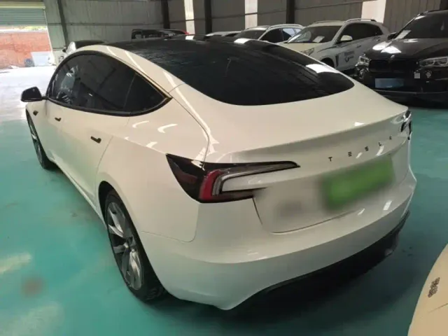 Tesla Model 3 — Фото автомобиля 4