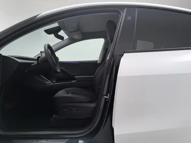 Tesla Model Y — Фото автомобиля 10